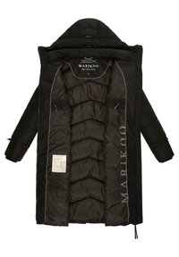 Czarna pikowana kurtka z zapięciem na zamek, kapturem i widocznymi szwami. Wnętrze podszyte tkaniną w tym samym kolorze, z widoczną metką pielęgnacyjną i logo marki.