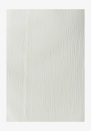 Geweven stof in een off-white kleur met verticale ribbelstructuren. Het oppervlak lijkt zacht en licht samengedrukt met een geweven patroon.