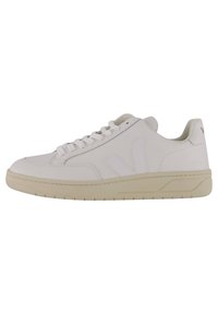 Hvide lædersneakers med en glat overflade, rund tå og ivory gummisål. Har diskret branding på siden og et klassisk snørebåndsdesign.