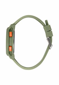 Groene rubberen horloge met een rechthoekige zilveren wijzerplaat, voorzien van twee oranje knoppen en een soepele, flexibele band. Zilveren hardware accent op de gesp.