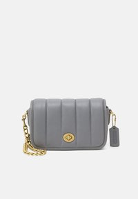 Borsa a tracolla in pelle grigia con design trapuntato, hardware dorato e tracolla a catena. Presenta una chiusura con logo e un'etichetta pendente.