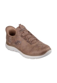 Chaussure de sport synthétique marron avec une surface texturée, des lacets élastiques et une semelle en caoutchouc blanche. Présente un logo sur le côté.