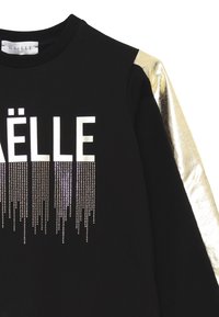 Felpa nera con dettagli metallici oro sulle spalle, caratterizzata da testo bianco "GAËLLE" con embellishments in strass.