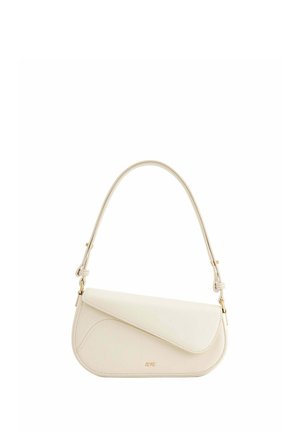 Sac bandoulière en cuir couleur crème avec rabat asymétrique et fine bandoulière ajustable, comportant de petits détails en métal doré.