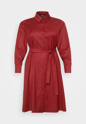 Bordo haljina košulja, dugih rukava, s gumbima sprijeda, s pojasom struka, prilagođenog kroja, od mekog materijala s glatkom teksturom i suptilnim sjajem.
