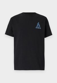 T-shirt en coton noir avec un logo en triangle bleu à flamme sur la poitrine, manches courtes et col rond.