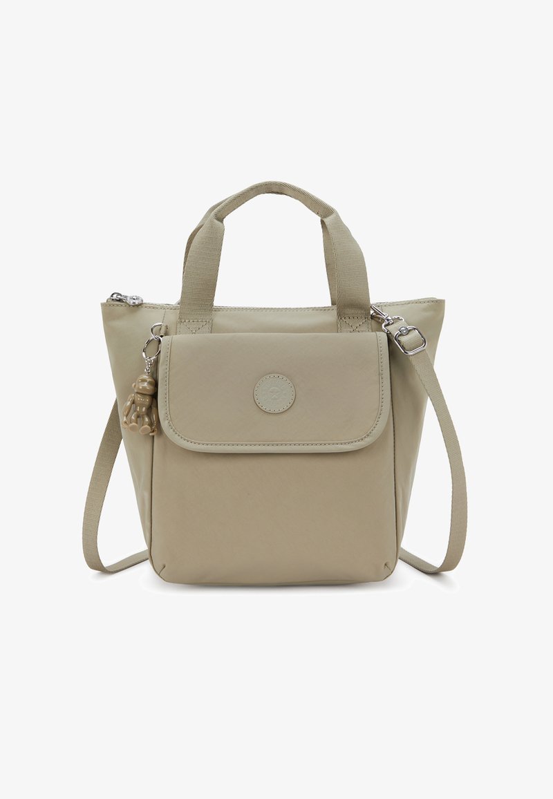 Bolso beige de nylon texturizado, con dos asas superiores, una correa de hombro desmontable, un bolsillo frontal con solapa y un charm.