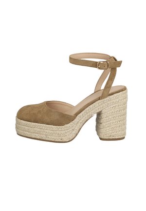 Tacón con plataforma de ante marrón con suela de cuerda trenzada y correa en el tobillo con una pequeña hebilla dorada.