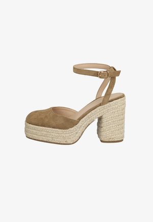 Tacón con plataforma de ante marrón con suela de cuerda trenzada y correa en el tobillo con una pequeña hebilla dorada.