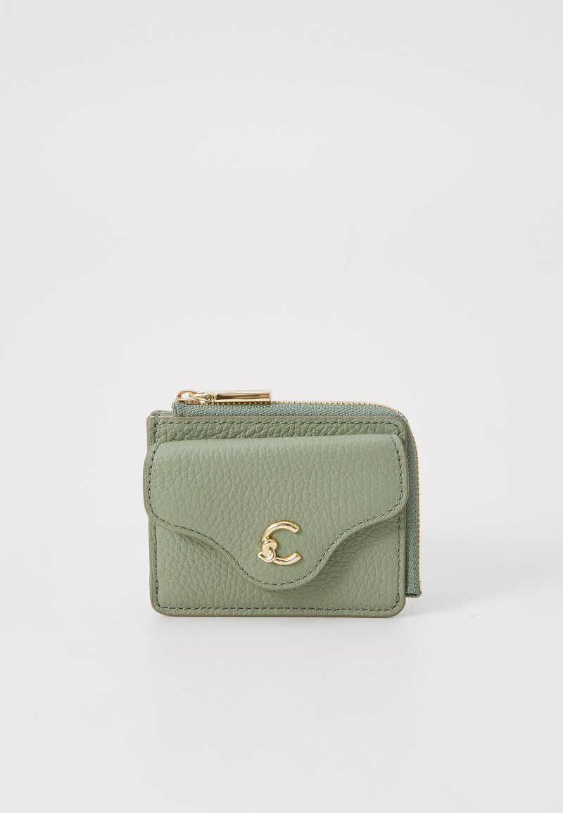 Zaļš teksturēts ādas maks ar rāvējslēdzēju, izliekts vāks un zelta burtiem akcentēts priekšpuse. Kompakts taisnstūra formas.