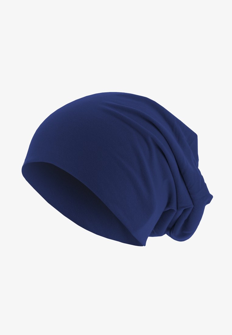 Rugalmas, sötétkék, laza beanie sapka, puha hajtásokkal és sima textúrával.