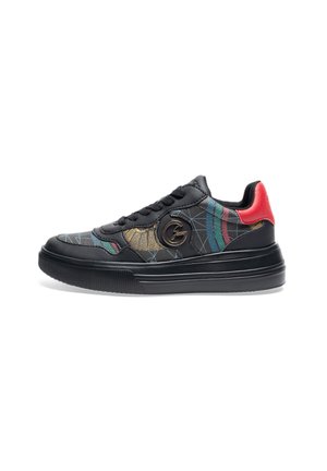 Sorte sneakers med et geometrisk mønster i blå og guld, med et sort logo, røde detaljer og en struktureret gummisål.