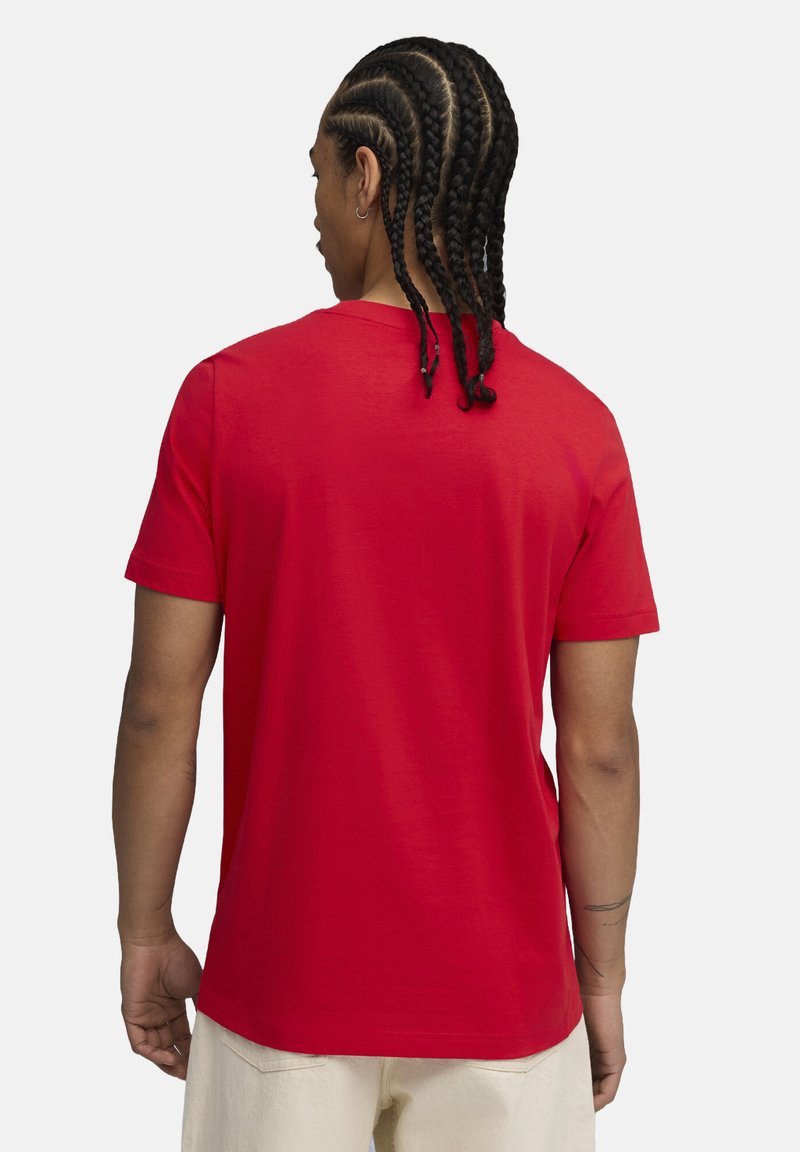 Rød kortærmet t-shirt lavet af bomuld, med rund hals og en glat tekstur. Synlige fletninger og ensfarvet bagside.