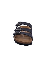 Svart sandal med tre remmar och justerbara metallspännen, korkfotbädd och strukturerad gummiyttersula. Storlek 37 markerad på fotbädden.