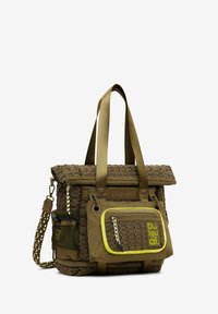 Khakifarbene multifunktionale Tasche mit gewebter Textur, doppelten Griffen und einem abnehmbaren Riemen. Verfügt über eine Fronttasche mit Reißverschluss und gelben Akzenten sowie Logo.