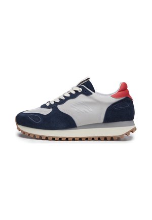Sneaker basso con pannelli in suede blu navy e pelle bianca, lacci bianchi, linguetta rossa sul tallone e suola in gomma beige con battistrada testurizzato.