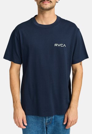 Marineblå bomullströja med korta ärmar, rund halsringning och en kontrasterande vit "RVCA"-logotyp på vänster bröst.