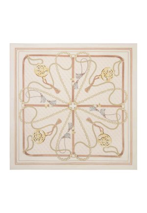 Seidenschal mit symmetrischem Design aus goldenen Ketten, Quasten und runden Medaillons auf hellbeigem Hintergrund mit gestreiftem Rand.