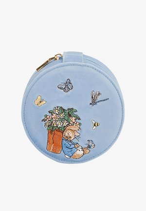 Rund lyseblå pung med broderet kanin i blå kjole, blomster i potte og flyvende sommerfugle, guldsmed og bi.