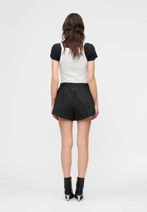 Κατάταξη 12: MM6 Maison Margiela - Σορτς