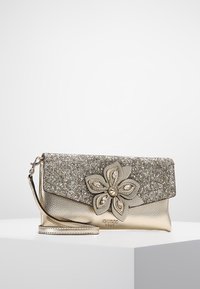 Kultainen ja kimaltava clutch-laukku, jossa on kukka-askartelu, teksturoitu pinta ja irrotettava olkahihna monipuolisuutta varten.