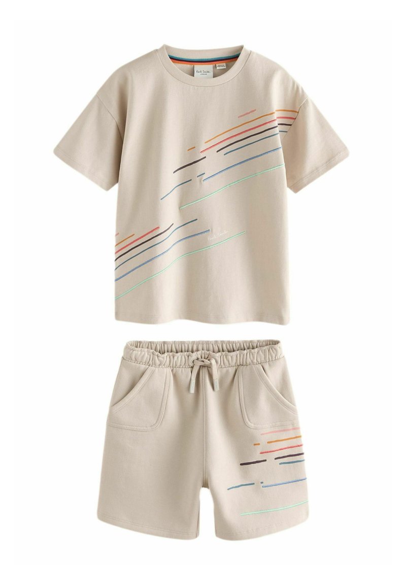 Beige bomull t-shirt och shorts-set med flerfärgade linjemönster. Shortsen har resårmidja och sidofickor.