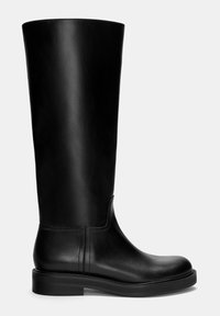 Stivale in pelle nera fino al ginocchio con finitura liscia, punta arrotondata e suola spessa e uniforme. Presenta cuciture minime e un design elegante.