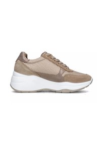 Sneaker atletici beige con pannelli in rete e suede, superiore testurizzato, design con lacci e suola piatta bianca.