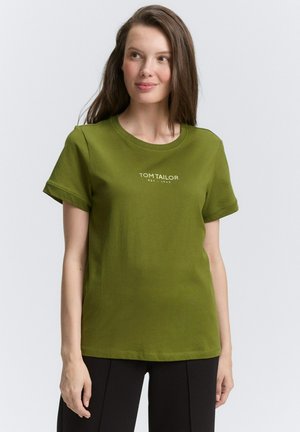 Olivgrön bomull t-shirt med rund halsringning och korta ärmar, med "TOM TAILOR EST. 1962" tryckt i vitt på framsidan.