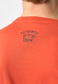 U.S. Polo Assn. ARCHIBALD - Apdrukāts T-krekls - burnt ochre