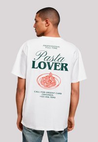 Witte t-shirt met korte mouwen met groene en rode bedrukte tekst en een afbeelding van pasta op de achterkant. Casual fit, gemaakt van katoen.