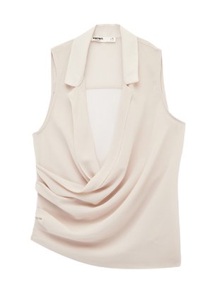 Ærmeløs beige bluse med draperet front, bred krave og blød stofstruktur, vist mod en hvid baggrund.