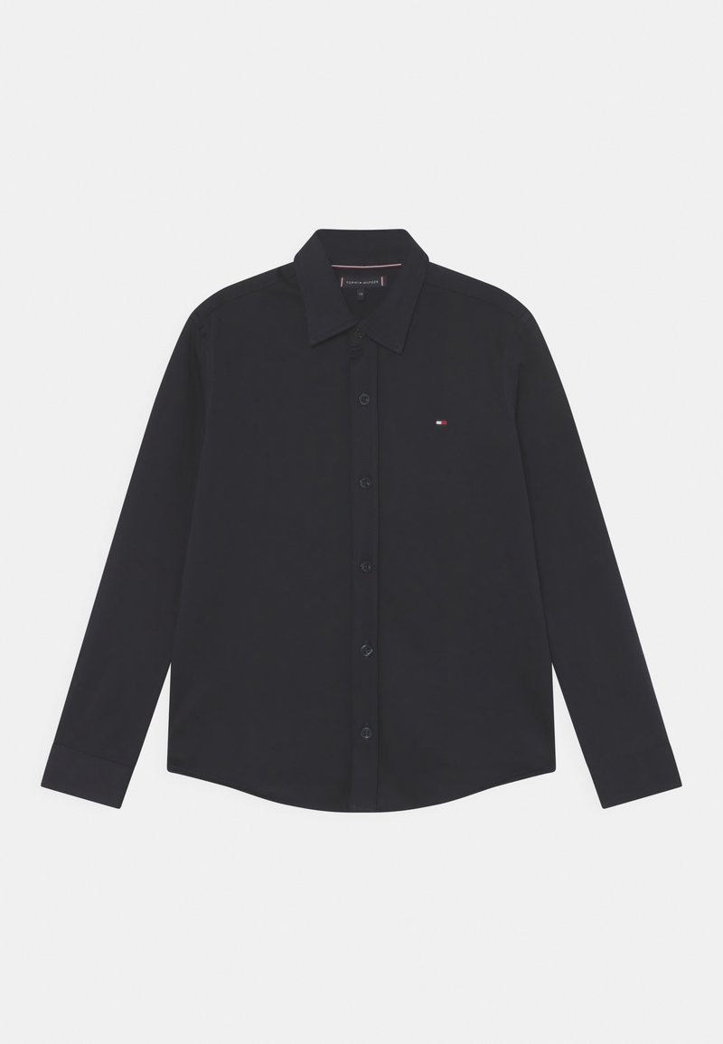 Camicia nera a maniche lunghe con bottoni, realizzata in tessuto morbido. Il colletto classico, bottoni frontali e dettaglio logo piccolo sul petto.