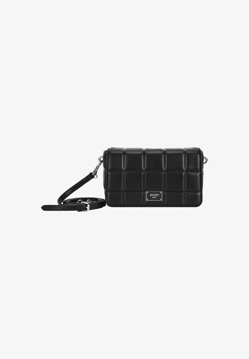 Bolso de hombro de cuero negro acolchado con correa ajustable y placa de logo plateada que dice "Joop! Jeans" en la parte frontal.