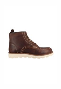 Stivaletto in pelle marrone con suola in gomma bianca, punta tonda e cuciture a contrasto. Presenta un design con lacci e un pratico pull tab sul tallone.