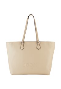 Beige faux læder tote taske med to håndtag, prydet med præget "JOOP! JEANS" logo og hexagonale metaldele. Glat tekstur og åben top.