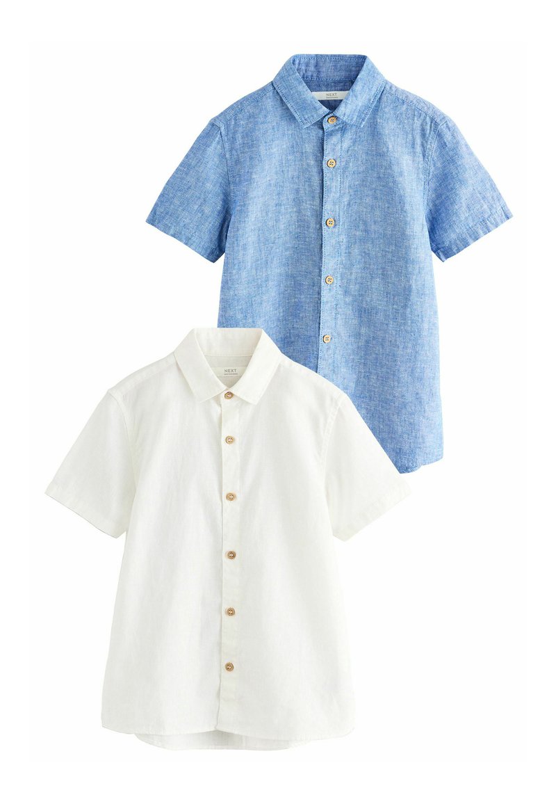 Due camicie a maniche corte: una blu in lino con colletto e bottoni in legno, l'altra bianca con design e bottoni simili.