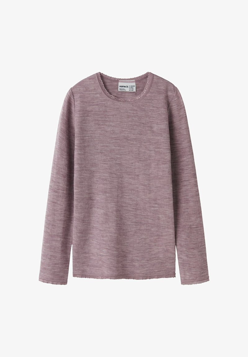 Haut lilas à manches longues avec un motif texturé et un col festonné. Confectionné en matière douce, avec une coupe décontractée.