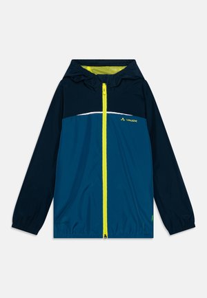 Blauwe en marineblauwe lichtgewicht jas met een capuchon, voorzien van een gele rits en accenten, reflecterende strip en elastische manchetten voor een veilige pasvorm.