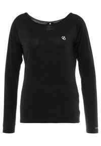 Chemise à manches longues noire avec un col large, tissu texturé et logo blanc sur la poitrine. Design lisse et léger.