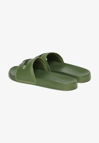 Groene schuimslippers met een gestructureerde afwerking, voorzien van twee brede banden en reliëfbranding aan de zijkant en op de voetbed. Licht, flexibel materiaal.