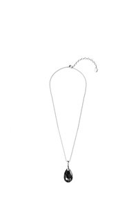 Collier en argent ornée d'un pendentif goutte d'eau noir taillé, suspendu à une chaîne délicate avec un fermoir réglable.