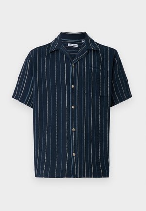 Cămașă bleumarin cu mâneci scurte, cu nasturi, cu dungi verticale albe și bleu deschis și un buzunar la piept.