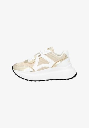 Sneaker con una toma in rete beige, dettagli metallici dorati, suola in gomma bianca e battistrada nero. Presenta un design ritagliato prominente sui lati.