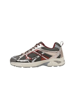 Zapatilla deportiva baja con paneles de malla y metálicos en gris, plata y burdeos, con suela blanca acolchada y cierre de cordones.