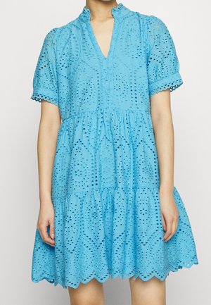 Blauwe katoenen jurk met een gelaagd ontwerp, korte pofmouwen, een kraag met inkeping en uitsnijdingen. De geschulpte zoom voegt textuur en detail toe.