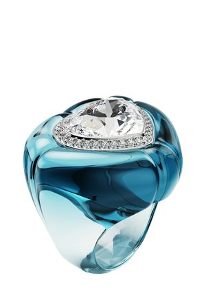 Blå harlekinring med en hjerteformet klar ædelsten i midten, omkranset af små klare sten, med en glat, blank overflade.