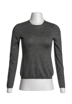 Jersey de cuello redondo y mangas largas de color gris oscuro, mostrado en un torso de maniquí blanco con fondo blanco.