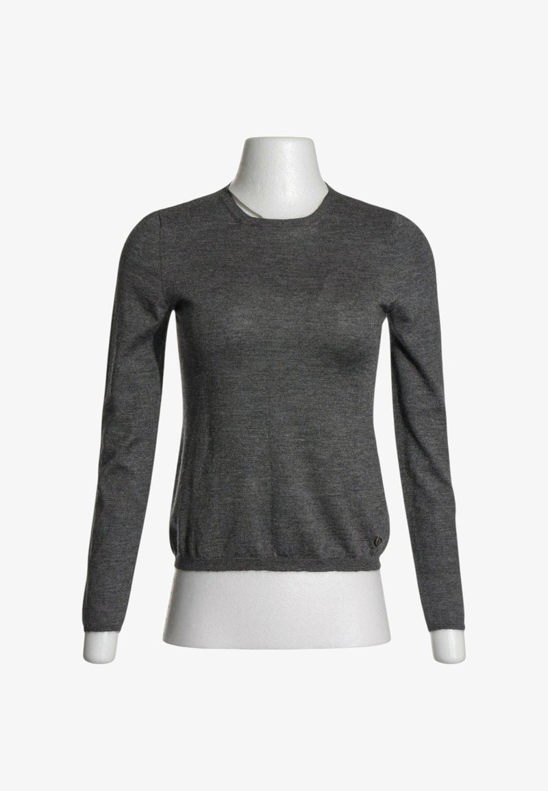 Pull gris foncé à manches longues et col rond présenté sur un buste de mannequin blanc sur fond blanc.