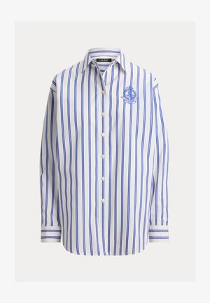 Λευκό πουκάμισο με κουμπιά, κάθετες μπλε ρίγες, μακριά μανίκια, γιακάς και κεντητό μπλε σήμα στο αριστερό στήθος.